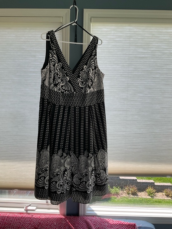 Signature by Robbie Bee Dresses & Skirts - Signature by Robbie Bee Black & White Floral Mix V-Neck Sleeveless Dress
